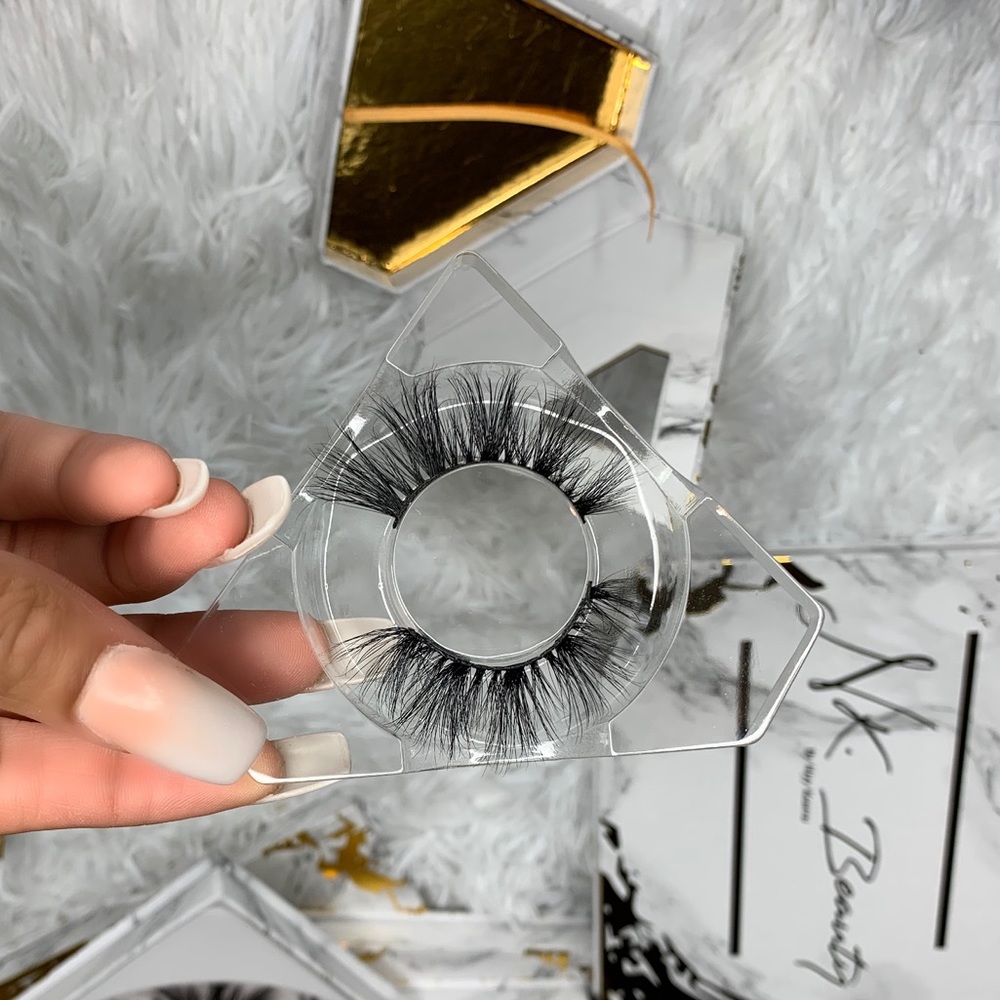 Single pair of NKBEAUTY eyelashes